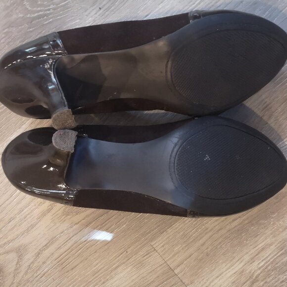 Etienne Aigner Ladies Size 9.5M Leather & Man Made Material Everest Dress Pumps - Picture 4 of 4